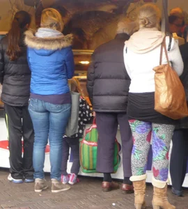 New street market milfs in tight blue jeans!