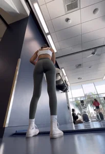 Must see! Gym babe bends over  / not OC