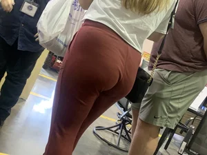 Big booty older lady in tight sweats