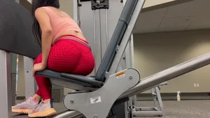 Epic candid gym babe working out in red textured leggings with an amazing ass