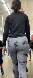 Pretty Latina has a sweet round ass that jiggle (gifs)