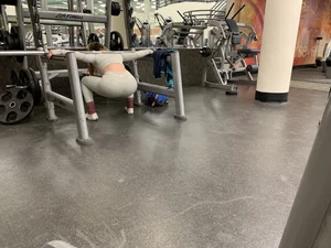 Hot gym babe in grey leggings with a nice ass doing squats