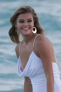 Candid boobs, nip slip and downblouse pics
