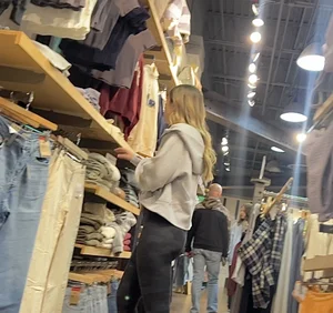 Quick catch Blonde in camo leggings