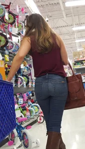 Walmart milf shopping in tight jeans looking hot