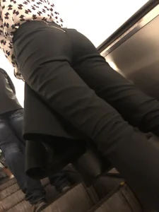 Girl in Black Pants Subway Creepshot on the Escalator - Hot Ass