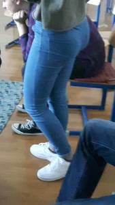 Candid college teen's booty in tight blue jeans