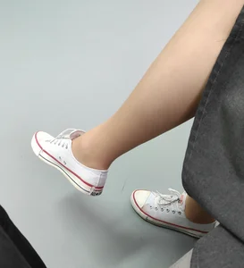 Teen Girl's Feet in Pantyhose And Sneakers Creepshots Gallery