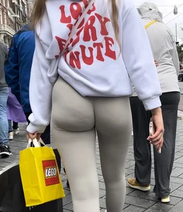 Hot bubblebutt with a jiggle in thight leggings