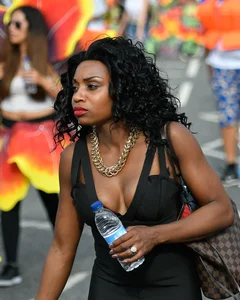Candid boobs, nip slip and downblouse pics