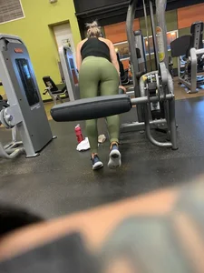 Girl working out with a nice ass in green leggings