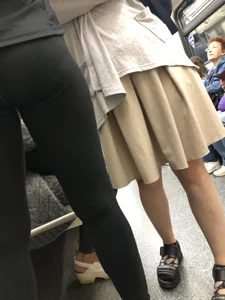 VPL subway teen wearing leggings