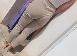 Sport jeans round ass milf