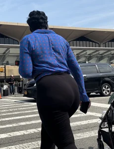 Black Queen with the YAMS in leggings at the airport ( OC , GIFs)