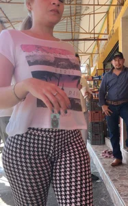 Güera comiendo tacos
