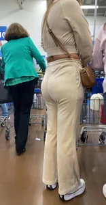 Latina milf with nice ass eating up sweats