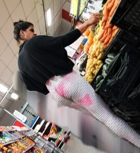 Milf in white and pink leggings
