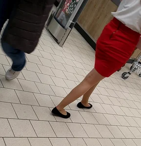 Candid girl in a red skirt and flats, nice legs creepshot
