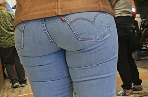 Tight Juicy Butt in blue levis jeans