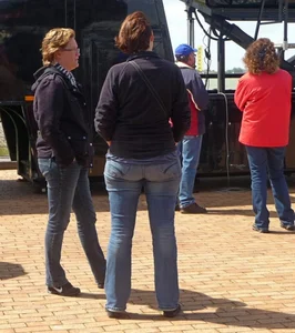 Street milfs in tight blue jeans creepshots