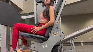 Epic candid gym babe working out in red textured leggings with an amazing ass