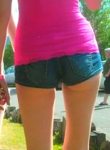 Skinny babe in denim shorts with a nice gap showing ass cheeks