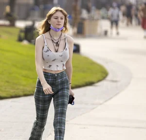 Hot candid summer girls in shorts, leggings and crop tops