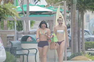 Candid Florida beach and bikini girls