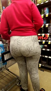Ebony babe with a big booty in grey leggings