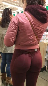 Show her some love (Phat ass maroon leggings)