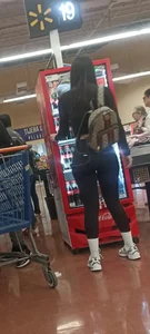 Beautiful latina girl with a perfect body in black leggings 10/10 [OC]
