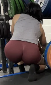 Tatted white girl at the gym pt.2