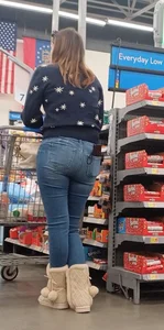 Cute milf, Nice ass in jeans! (OC)