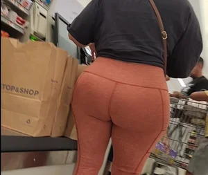 Pawg stretching those leggings