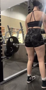 Big booty in legging shorts a must see!