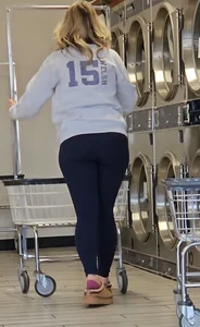 Gorgeous blonde in Lululemon leggings!