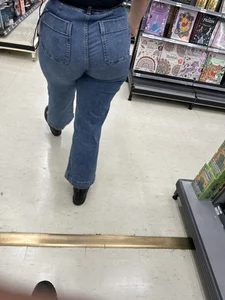 Employee with a Fat ass in jeans