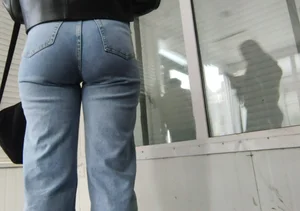 Girl with a round ass🍑