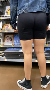 Lil booty baddie gave me the side eye