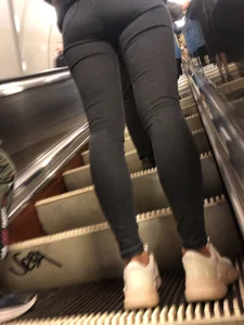 Candid Booty in Tight Black Jeans on a Subway Escalator Closeups