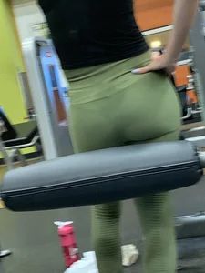 Girl working out with a nice ass in green leggings