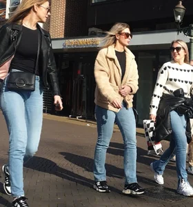 Nice looking girl with a little sexy bubble ass in tight jeans