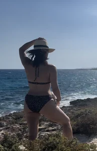 Brit mother of two on the beach