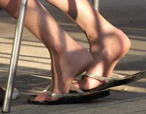 Lady in flop flops while eating showing her feet