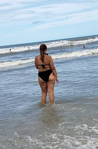 Beach meaty ass MILF W bikini