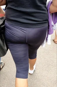 Candid sexy milf with a nice ass and vtl in tight spandex leggings