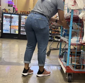 Tight Bubble Ass in Jeans Mami