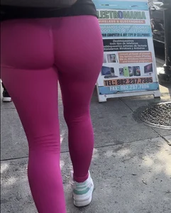 Jiggly Buttle butt in bright pink gym leggings