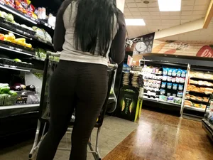 Amazing black teen bubble butt in curve hugging leggings