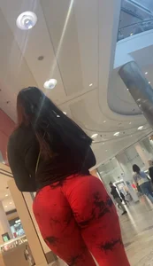 Massive PAWG ass in red leggings